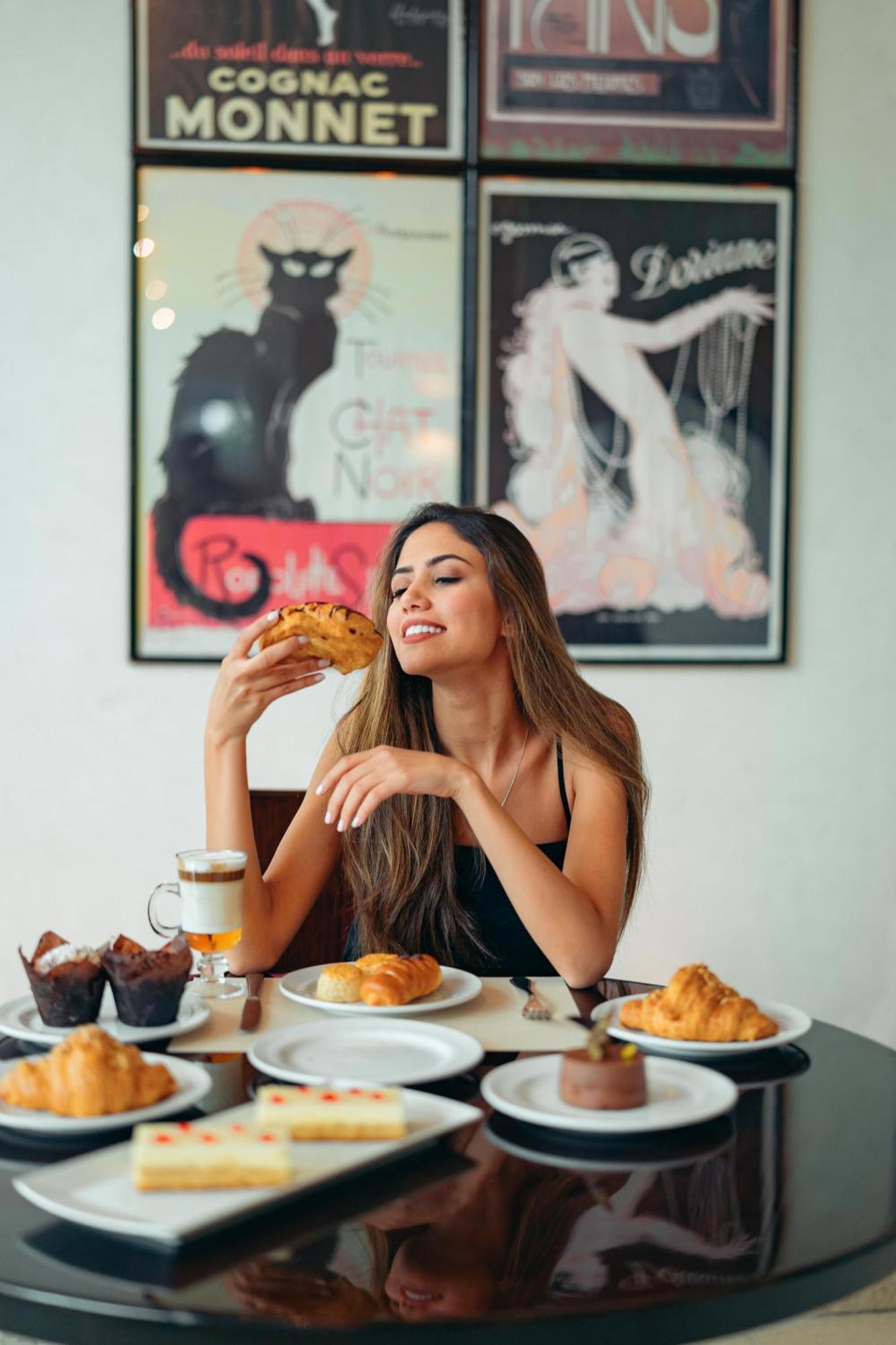 Hilton Cairo Heliopolis Hotel Exterior foto A woman eating a pastry